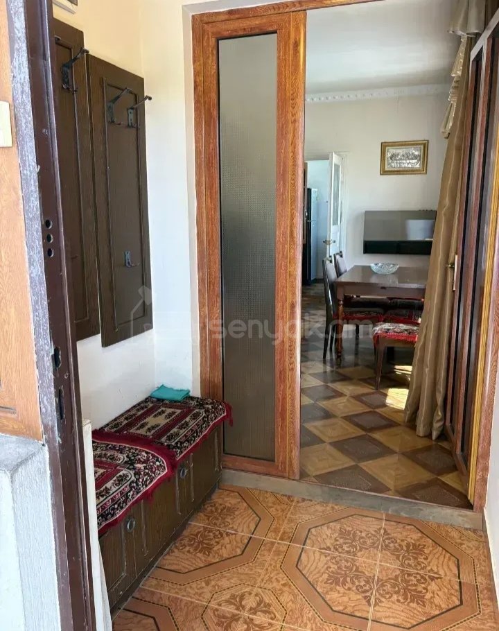 3 Սենյականոց Բնակարան Քարե Շենքում, 100քմ, 2/2 հարկ, Նորմալ Վիճակում, Կահավորված