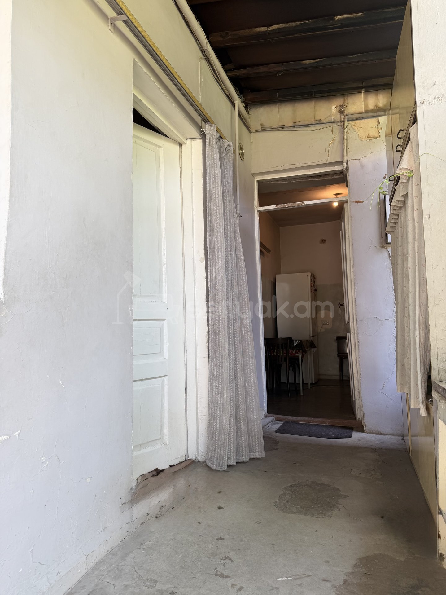 3 Սենյականոց Բնակարան Քարե Շենքում, 200քմ, 2/2 հարկ, Կոսմետիկ Վերանորոգված