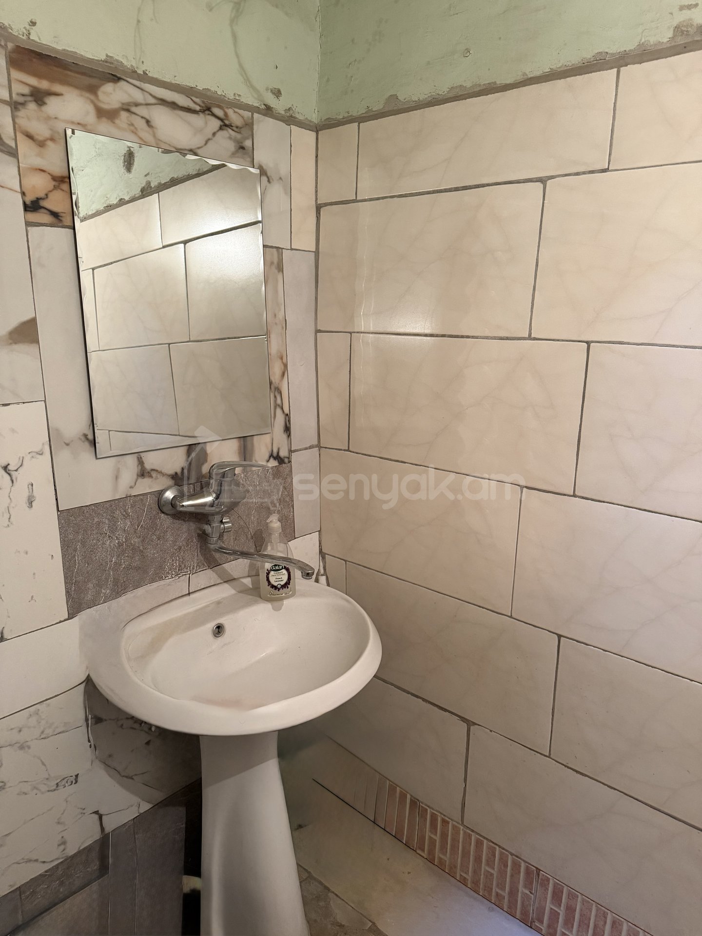 3 Սենյականոց Բնակարան Քարե Շենքում, 200քմ, 2/2 հարկ, Կոսմետիկ Վերանորոգված