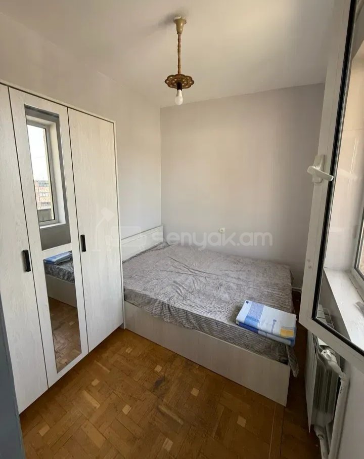 3 Սենյականոց Բնակարան Քարե Շենքում, 70քմ, 3/5 հարկ, Նորմալ Վիճակում, Կահավորված