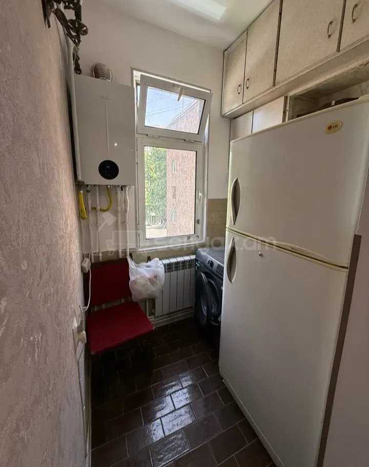 3 Սենյականոց Բնակարան Քարե Շենքում, 70քմ, 3/5 հարկ, Նորմալ Վիճակում, Կահավորված