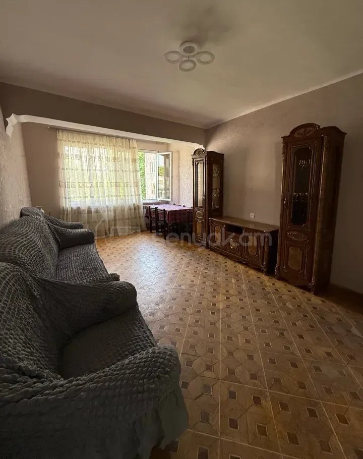 3 Սենյականոց Բնակարան Քարե Շենքում, 70քմ, 3/5 հարկ, Նորմալ Վիճակում, Կահավորված