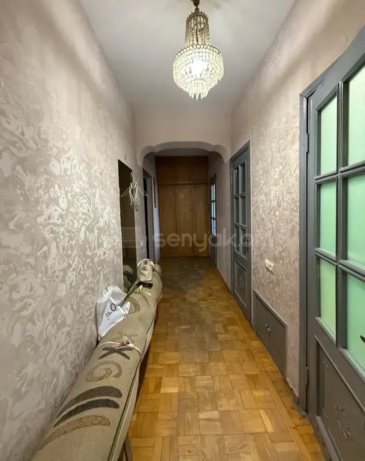 3 Սենյականոց Բնակարան Քարե Շենքում, 70քմ, 3/5 հարկ, Նորմալ Վիճակում, Կահավորված