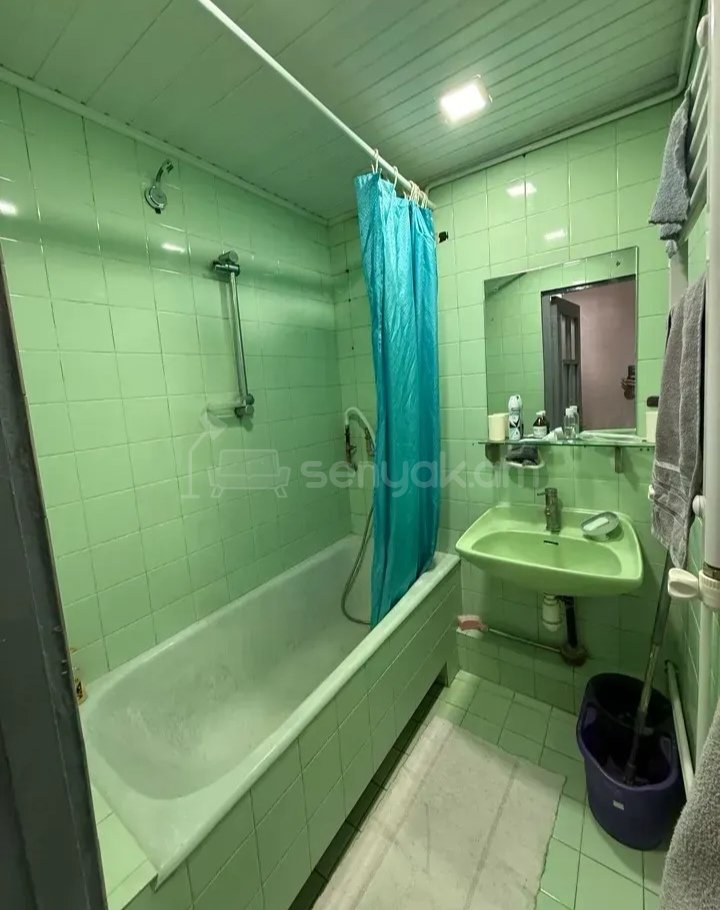 3 Սենյականոց Բնակարան Քարե Շենքում, 70քմ, 3/5 հարկ, Նորմալ Վիճակում, Կահավորված