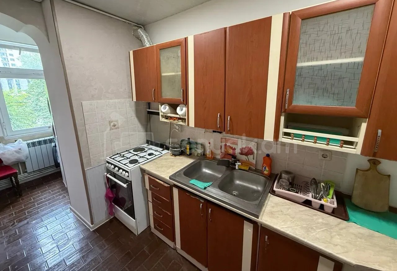 3 Սենյականոց Բնակարան Քարե Շենքում, 70քմ, 3/5 հարկ, Նորմալ Վիճակում, Կահավորված