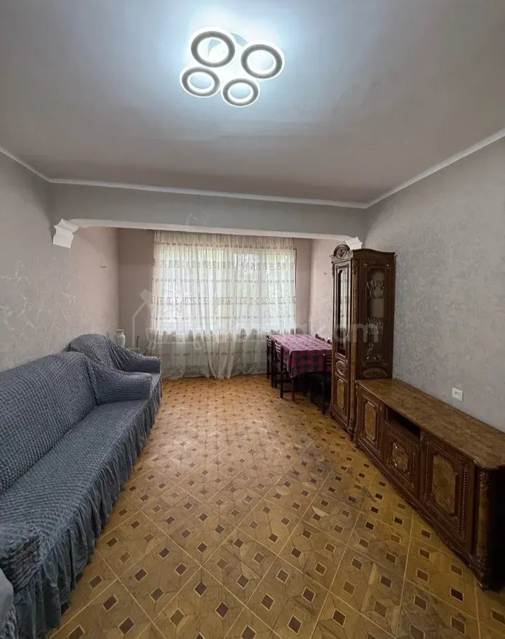 3 Սենյականոց Բնակարան Քարե Շենքում, 70քմ, 3/5 հարկ, Նորմալ Վիճակում, Կահավորված