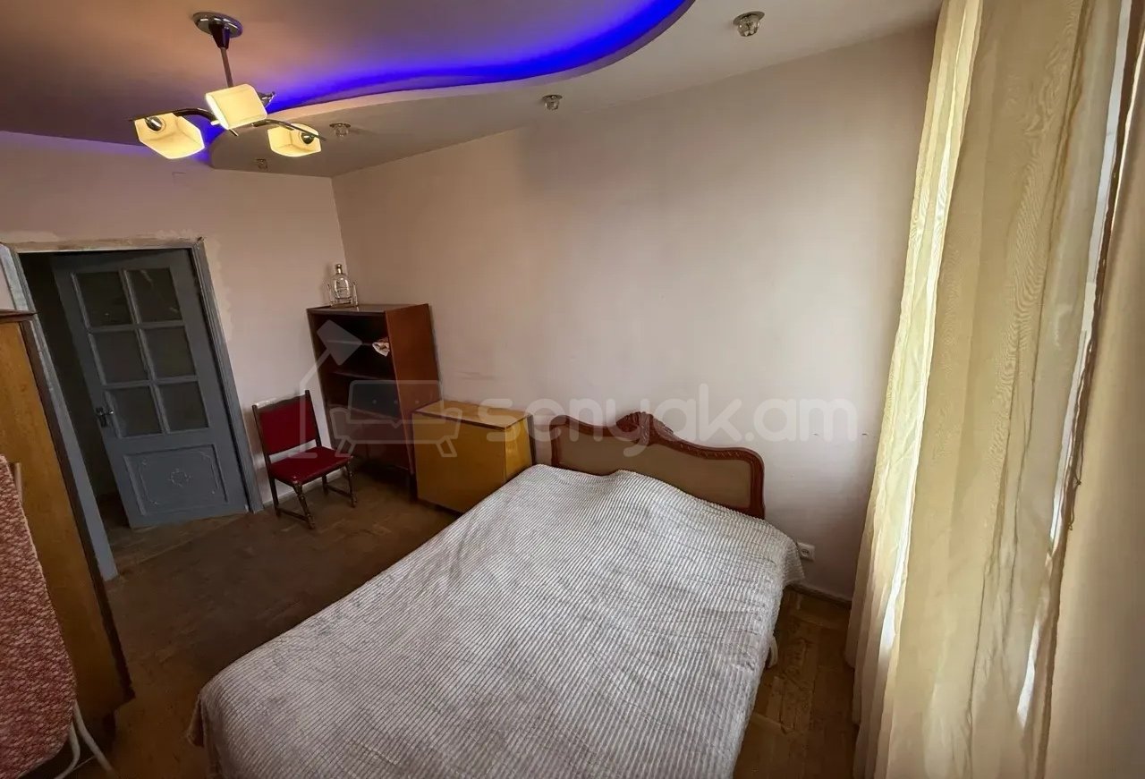 3 Սենյականոց Բնակարան Քարե Շենքում, 70քմ, 3/5 հարկ, Նորմալ Վիճակում, Կահավորված