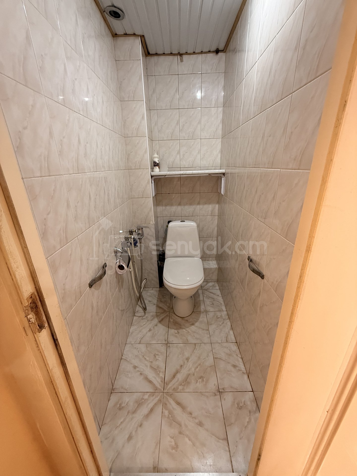 4 Սենյականոց Բնակարան Քարե Շենքում, 90քմ, 3/5 հարկ, Նորմալ Վիճակում, Կահավորված, Արևկող