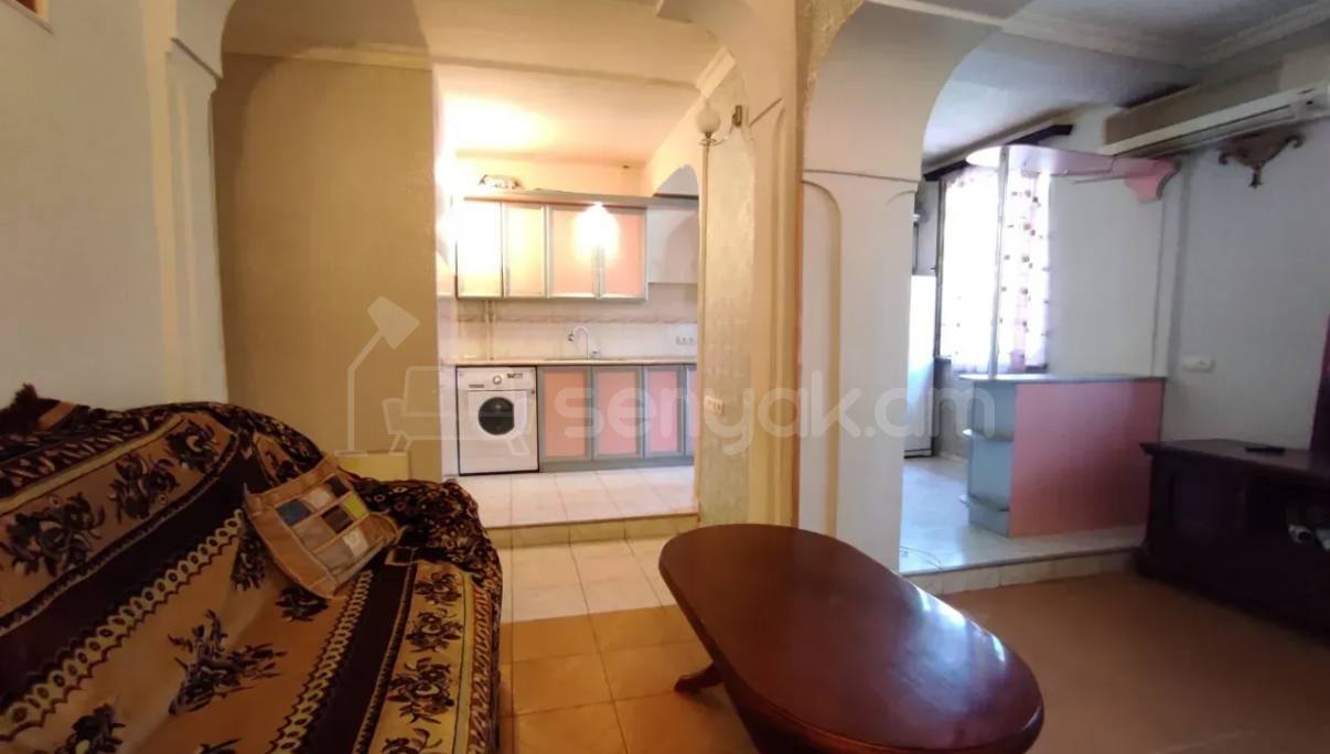 1 Սենյականոց Բնակարան Քարե Շենքում, 42քմ, 2/5 հարկ, Կապիտալ Վերանորոգված