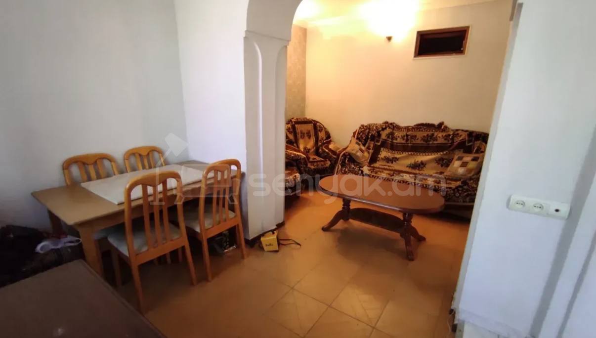1 Սենյականոց Բնակարան Քարե Շենքում, 42քմ, 2/5 հարկ, Կապիտալ Վերանորոգված