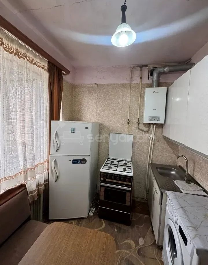2 Սենյականոց Բնակարան Քարե Շենքում, 52քմ, 5/5 հարկ, Նորմալ Վիճակում