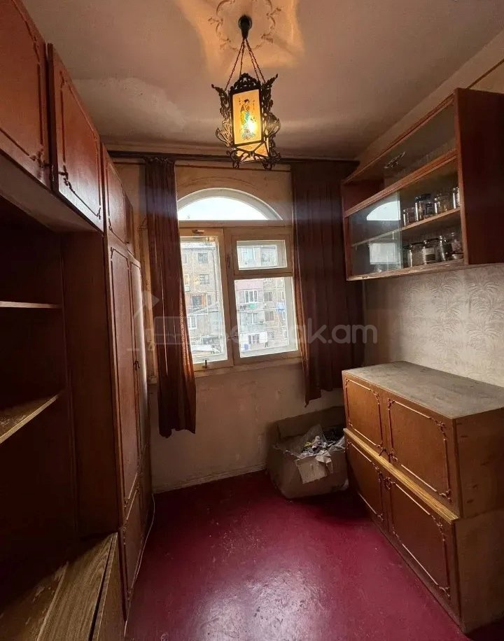 2 Սենյականոց Բնակարան Քարե Շենքում, 52քմ, 5/5 հարկ, Նորմալ Վիճակում