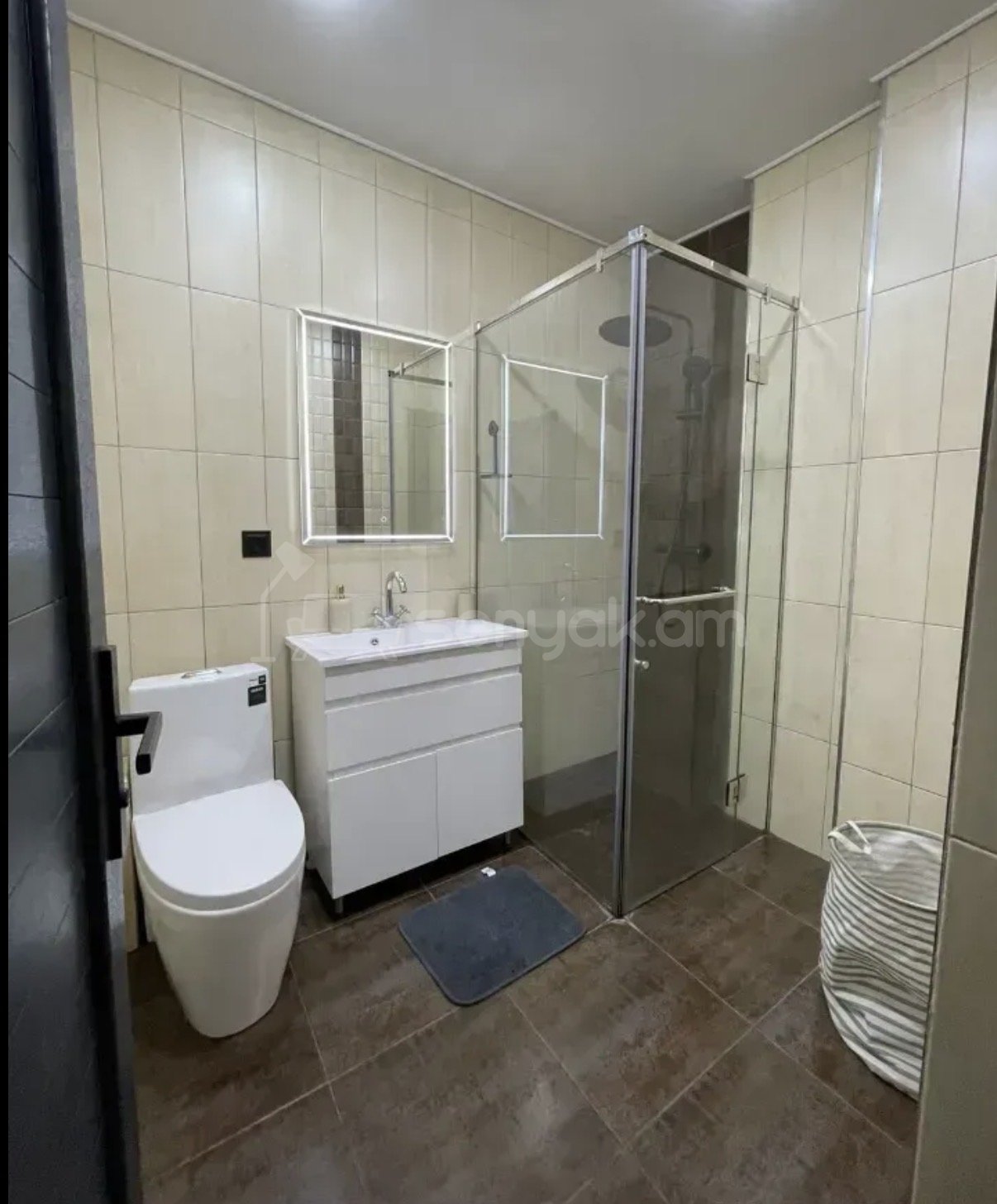 3 Սենյականոց Բնակարան Քարե Շենքում, 54քմ, 1/5 հարկ, Կապիտալ Վերանորոգված, Կահավորված