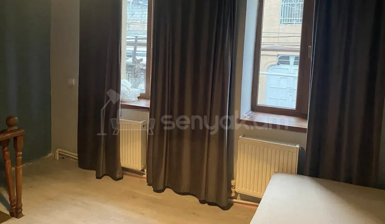 2 Սենյականոց Բնակարան Քարե Շենքում, 56քմ, 1/1 հարկ, Նորմալ Վիճակում, Կահավորված, Արևկող