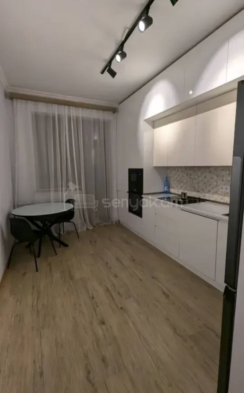 3 Սենյականոց Բնակարան, 100քմ, 8/17 հարկ, Կապիտալ Վերանորոգված, Կահավորված, Արևկող