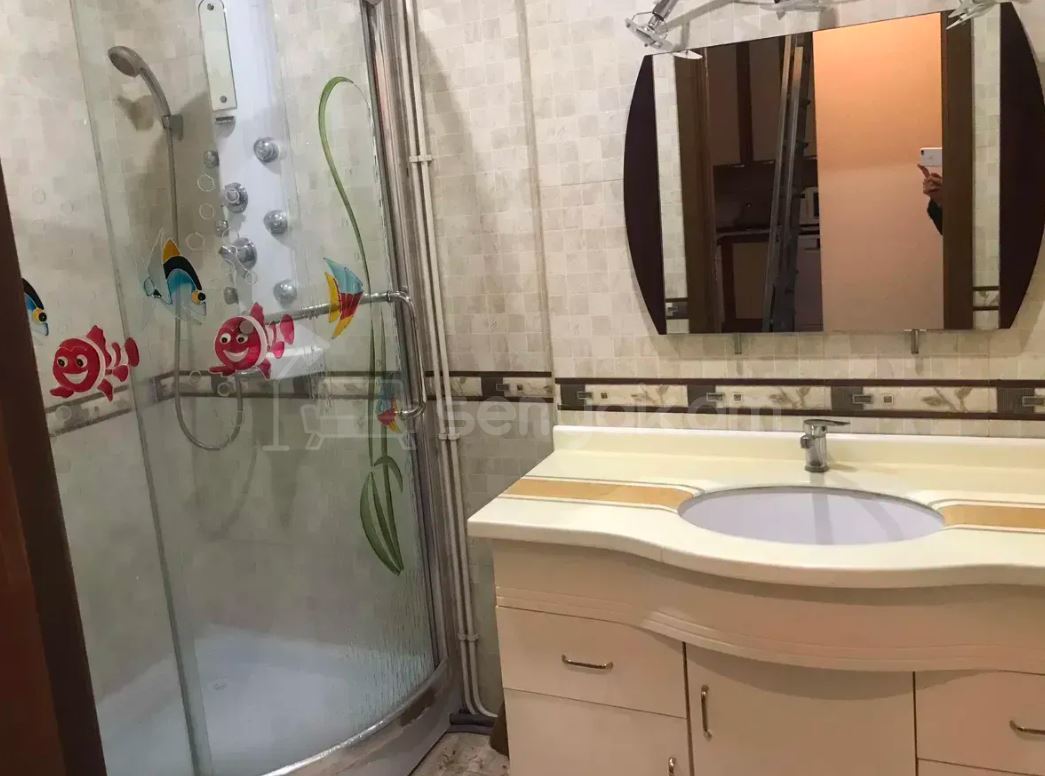 3 Սենյականոց Բնակարան Քարե Շենքում, 93քմ, 3/5 հարկ, Դիզայներական Վերանորոգված, Կահավորված