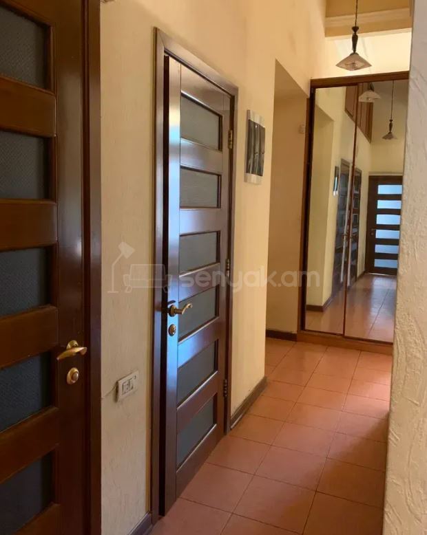3 Սենյականոց Բնակարան Քարե Շենքում, 93քմ, 3/5 հարկ, Դիզայներական Վերանորոգված, Կահավորված
