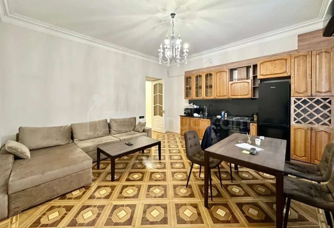 3 Սենյականոց Բնակարան Քարե Շենքում, 70քմ, 2/5 հարկ, Դիզայներական Վերանորոգված, Կահավորված