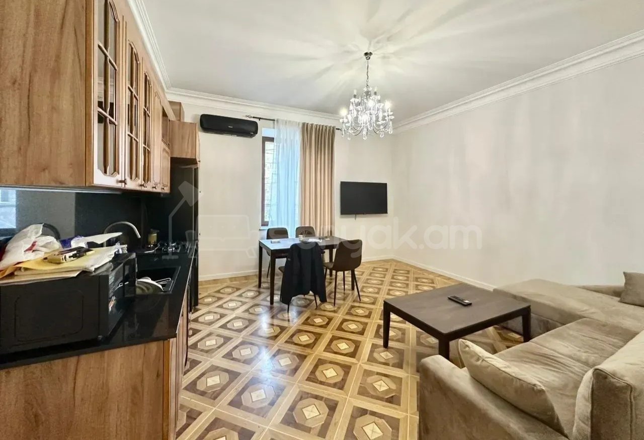 3 Սենյականոց Բնակարան Քարե Շենքում, 70քմ, 2/5 հարկ, Դիզայներական Վերանորոգված, Կահավորված