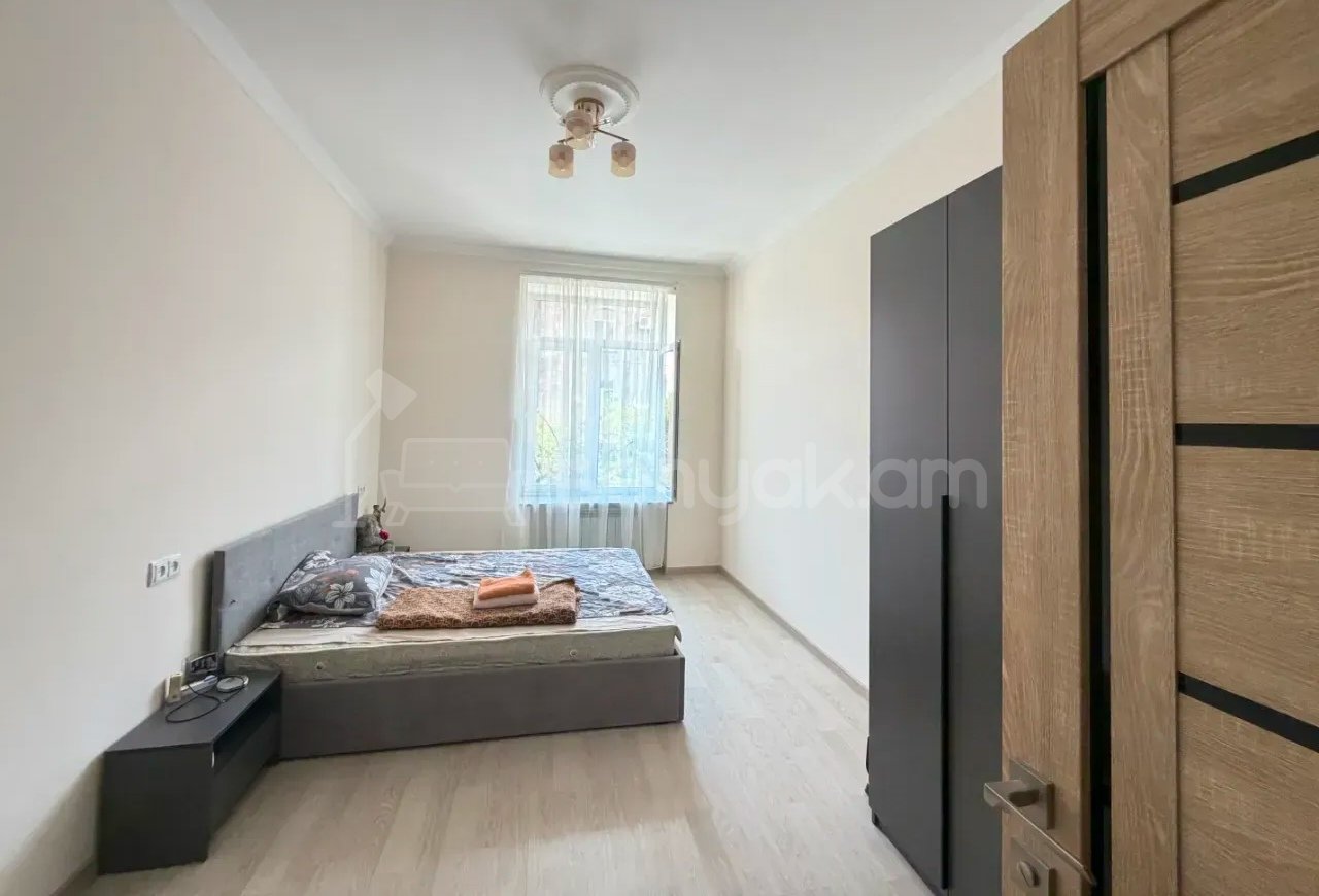 4 Սենյականոց Բնակարան Քարե Շենքում, 90քմ, 2/5 հարկ, Դիզայներական Վերանորոգված, Կահավորված