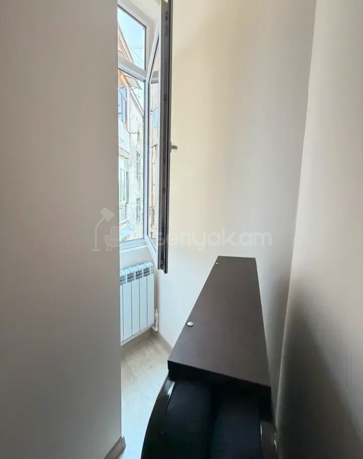 4 Սենյականոց Բնակարան Քարե Շենքում, 90քմ, 2/5 հարկ, Դիզայներական Վերանորոգված, Կահավորված
