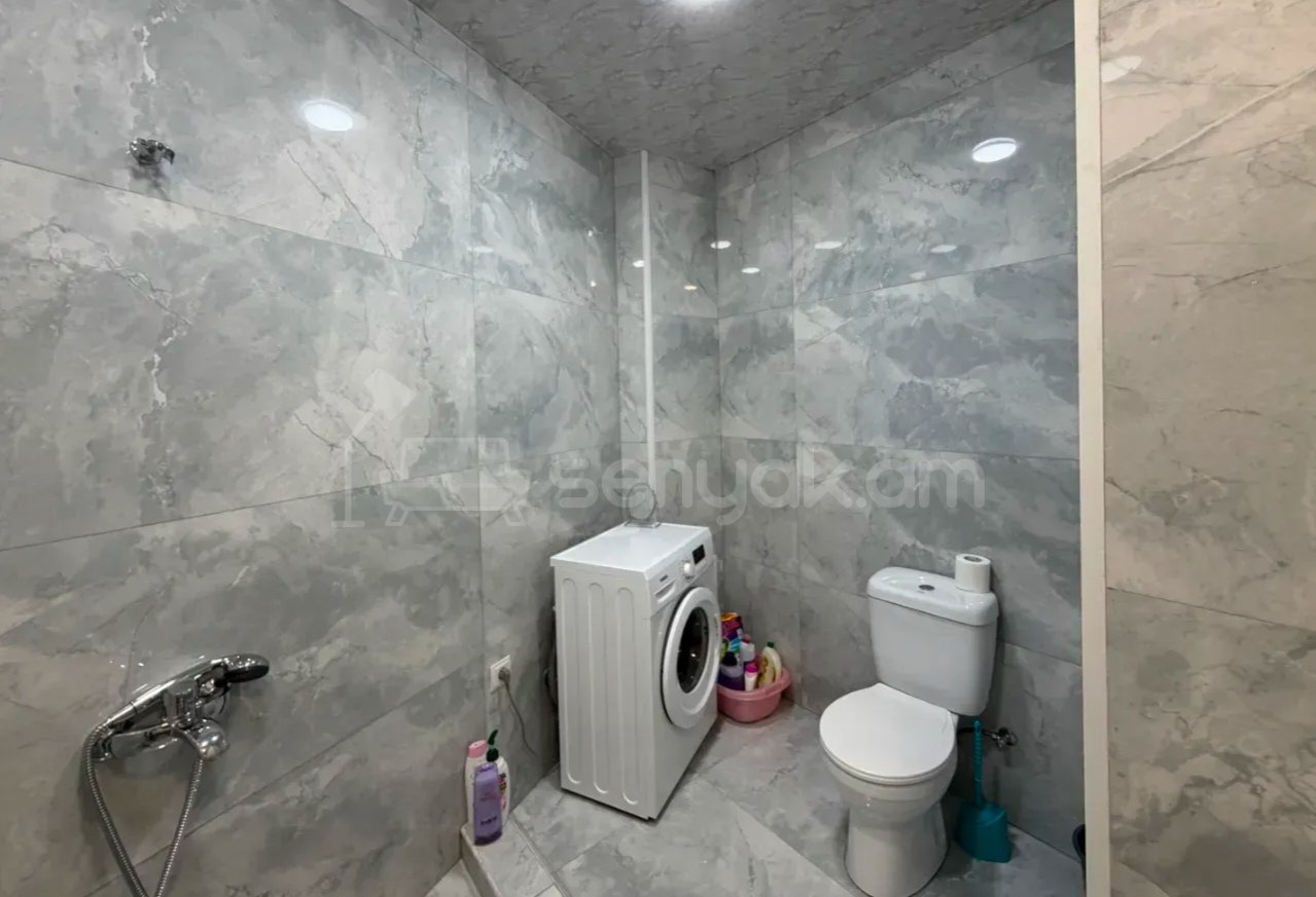 4 Սենյականոց Բնակարան Քարե Շենքում, 90քմ, 2/5 հարկ, Դիզայներական Վերանորոգված, Կահավորված