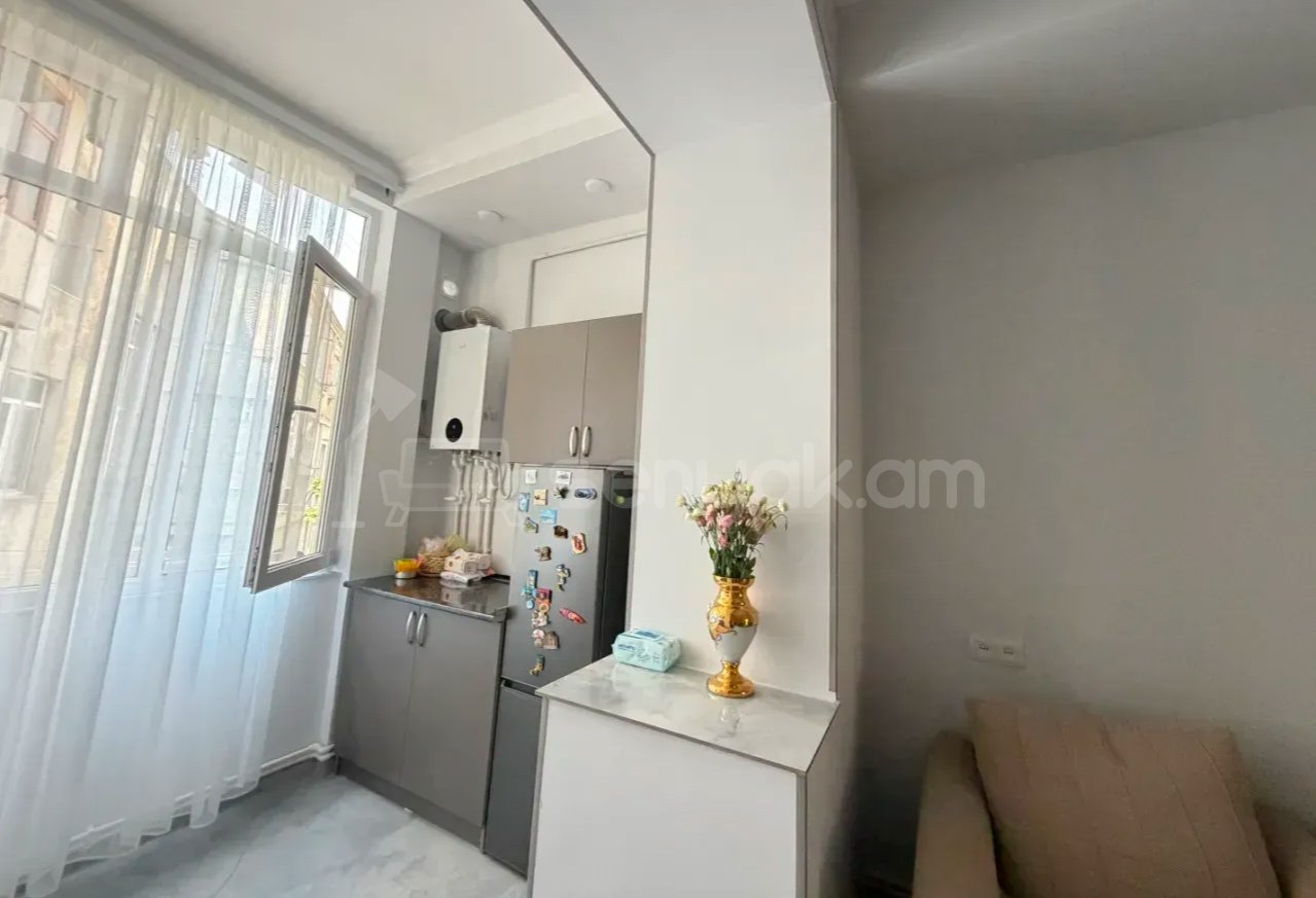 4 Սենյականոց Բնակարան Քարե Շենքում, 90քմ, 2/5 հարկ, Դիզայներական Վերանորոգված, Կահավորված