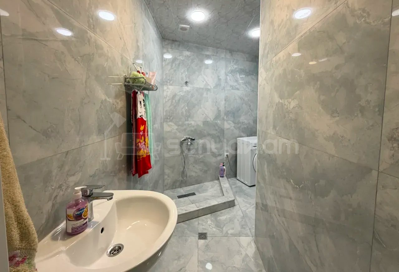 4 Սենյականոց Բնակարան Քարե Շենքում, 90քմ, 2/5 հարկ, Դիզայներական Վերանորոգված, Կահավորված