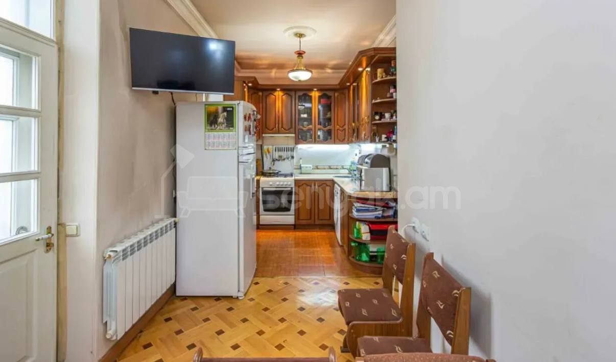 3 Սենյականոց Բնակարան Քարե Շենքում, 90քմ, 3/4 հարկ, Կապիտալ Վերանորոգված