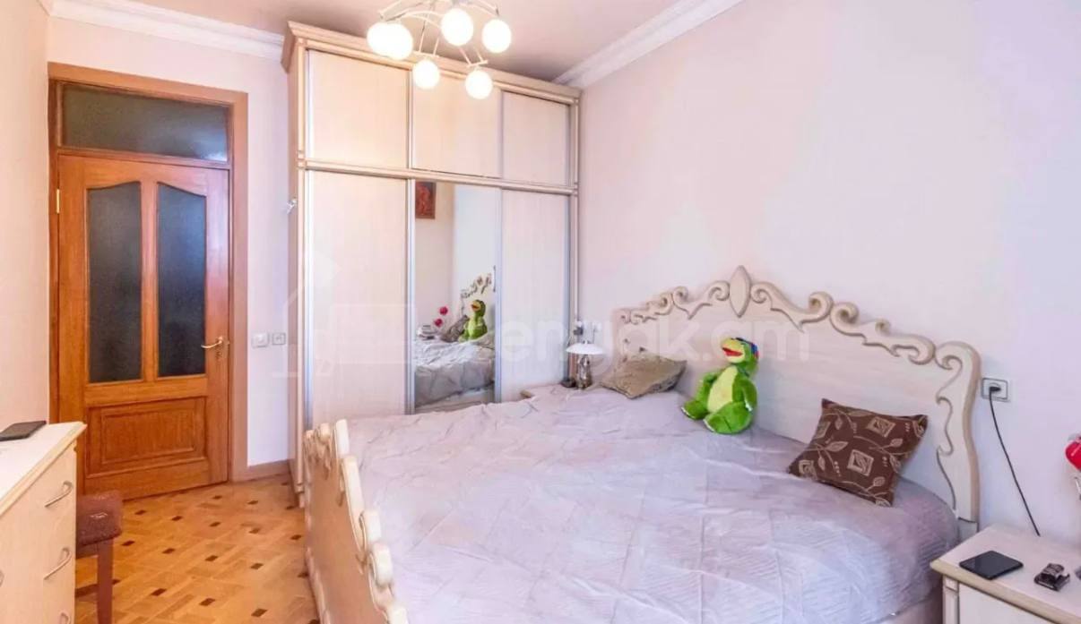 3 Սենյականոց Բնակարան Քարե Շենքում, 90քմ, 3/4 հարկ, Կապիտալ Վերանորոգված