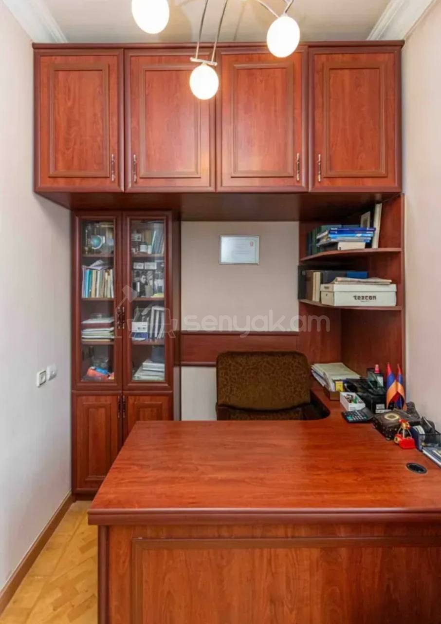 3 Սենյականոց Բնակարան Քարե Շենքում, 90քմ, 3/4 հարկ, Կապիտալ Վերանորոգված