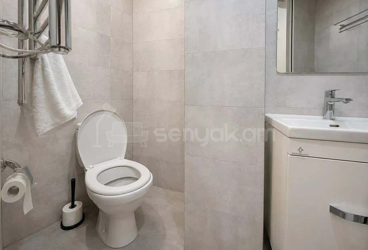 2 Սենյականոց Բնակարան Քարե Շենքում, 44քմ, 2/5 հարկ, Նորմալ Վիճակում