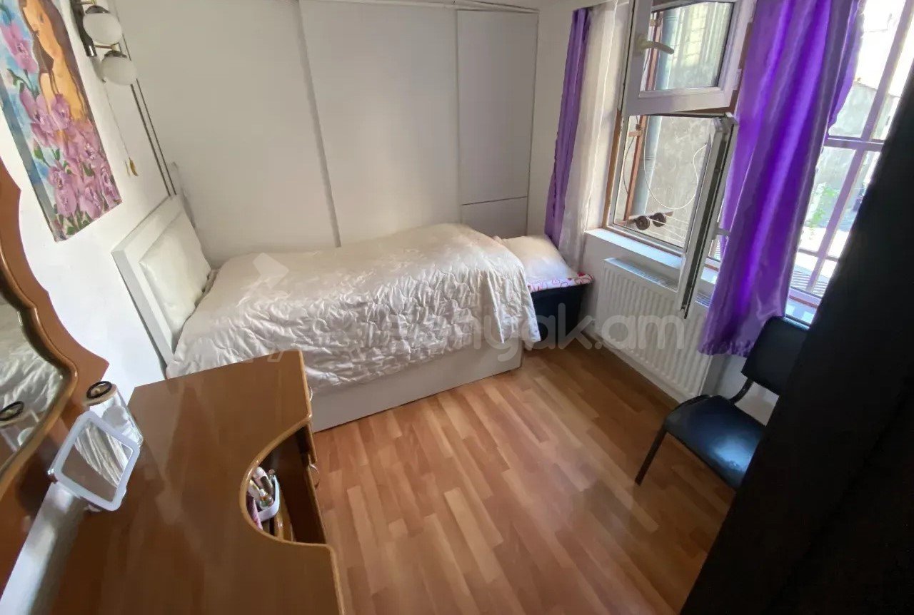 2 Սենյականոց Բնակարան Քարե Շենքում, 44քմ, 2/5 հարկ, Նորմալ Վիճակում