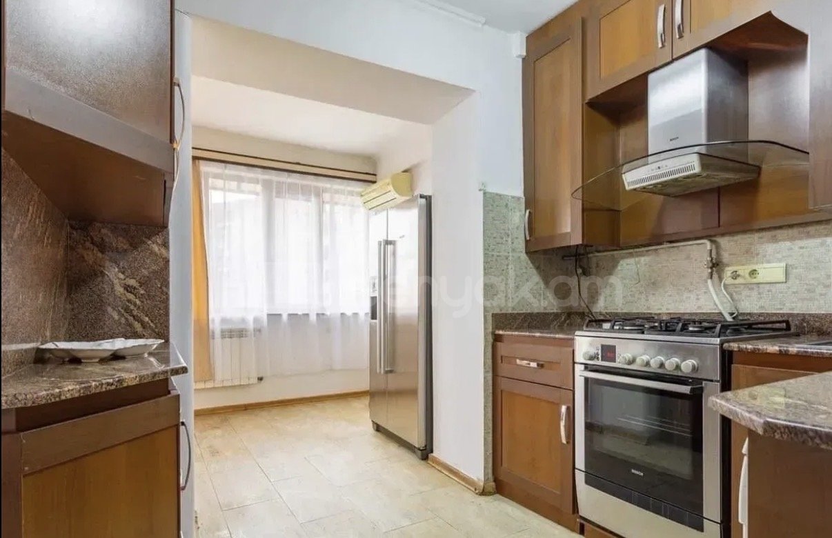 3 Սենյականոց Բնակարան Քարե Շենքում, 80քմ, 4/5 հարկ, Կապիտալ Վերանորոգված, Կահավորված