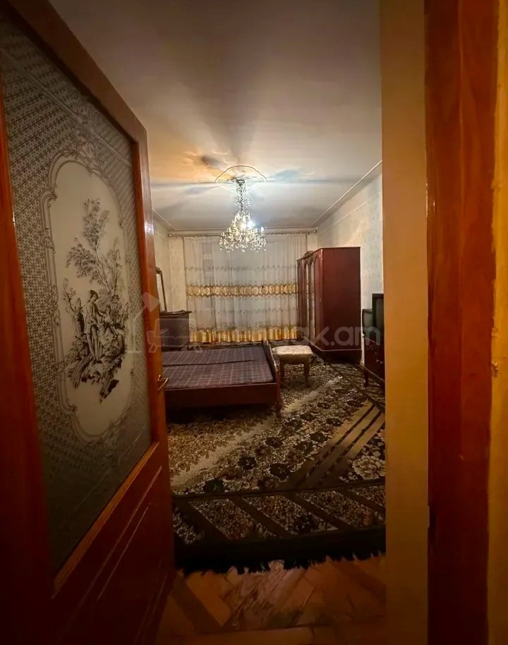 1 Սենյականոց Բնակարան Քարե Շենքում, 47քմ, 3/7 հարկ, Պետական Վիճակում
