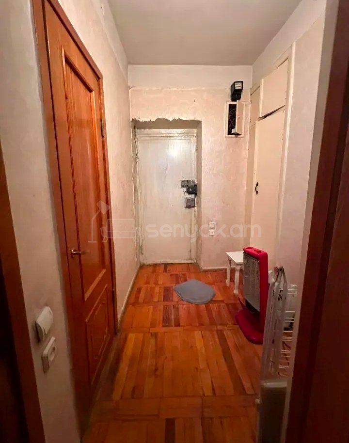 1 Սենյականոց Բնակարան Քարե Շենքում, 47քմ, 3/7 հարկ, Պետական Վիճակում