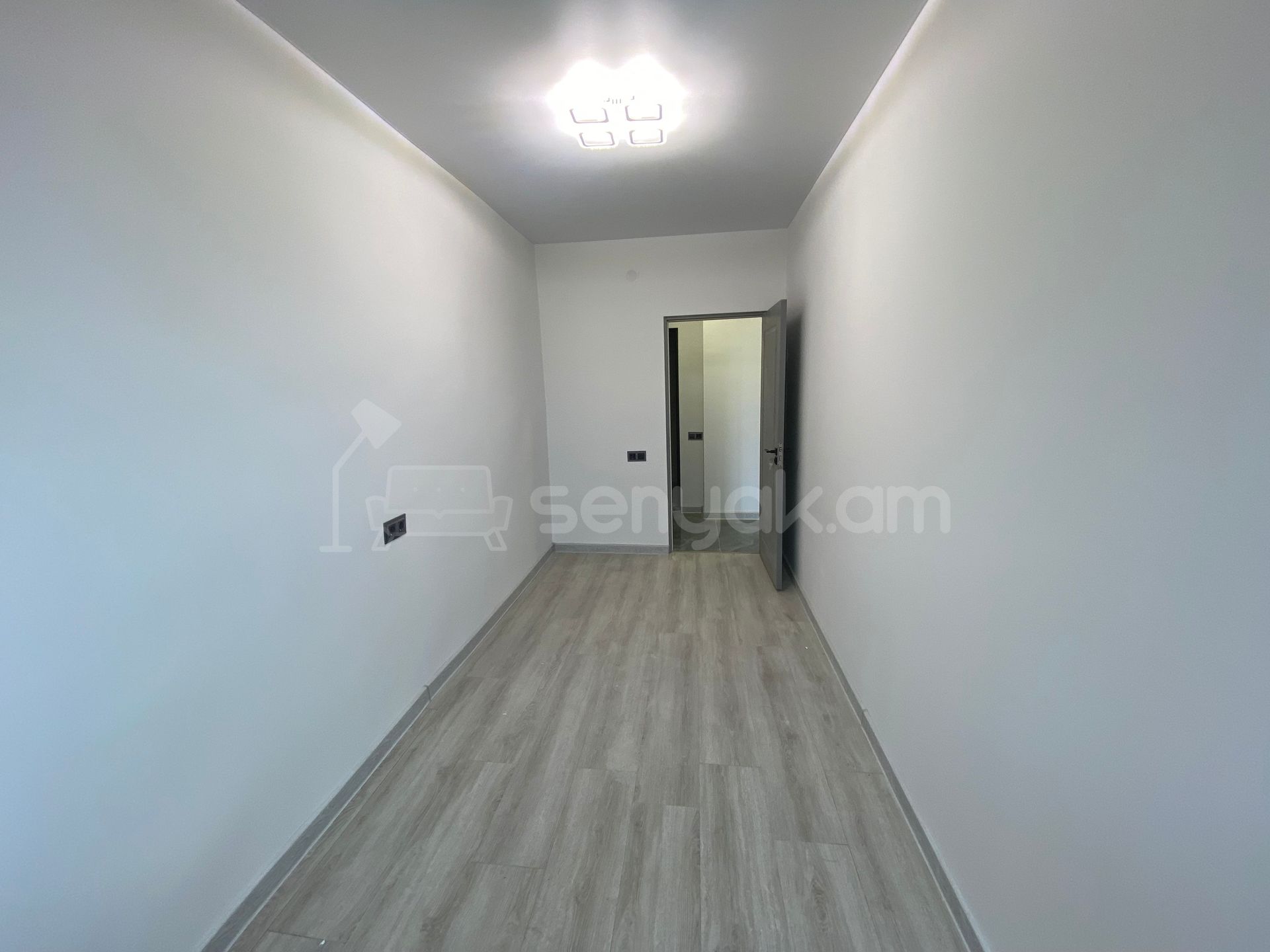 2 Սենյականոց Բնակարան Քարե Շենքում, 32քմ, 4/5 հարկ, Կապիտալ Վերանորոգված