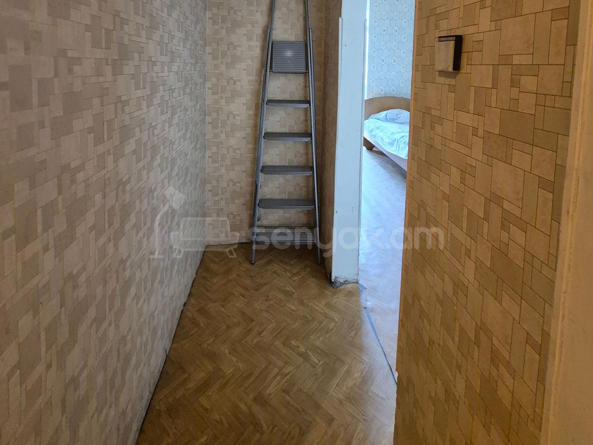 3 Սենյականոց Բնակարան Քարե Շենքում, 74քմ, 2/4 հարկ, Պետական Վիճակում