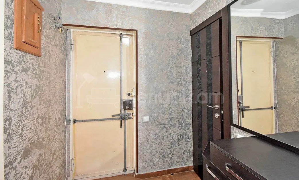 4 Սենյականոց Բնակարան Քարե Շենքում, 97քմ, 4/5 հարկ, Կապիտալ Վերանորոգված