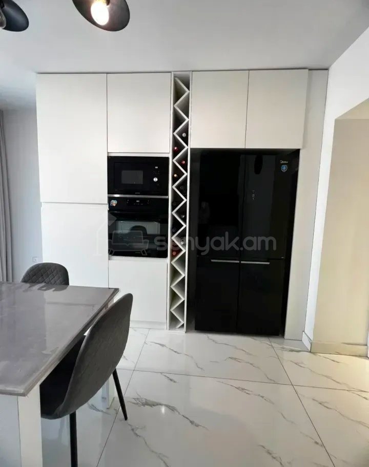 3 Սենյականոց Բնակարան Քարե Շենքում, 108քմ, 5/5 հարկ, Կապիտալ Վերանորոգված