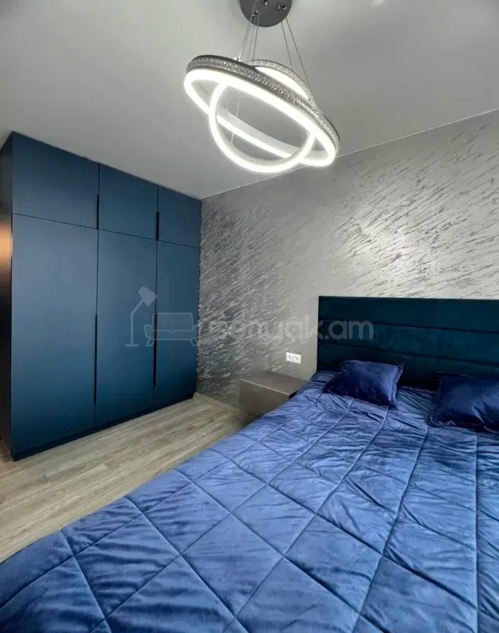 3 Սենյականոց Բնակարան Քարե Շենքում, 108քմ, 5/5 հարկ, Կապիտալ Վերանորոգված