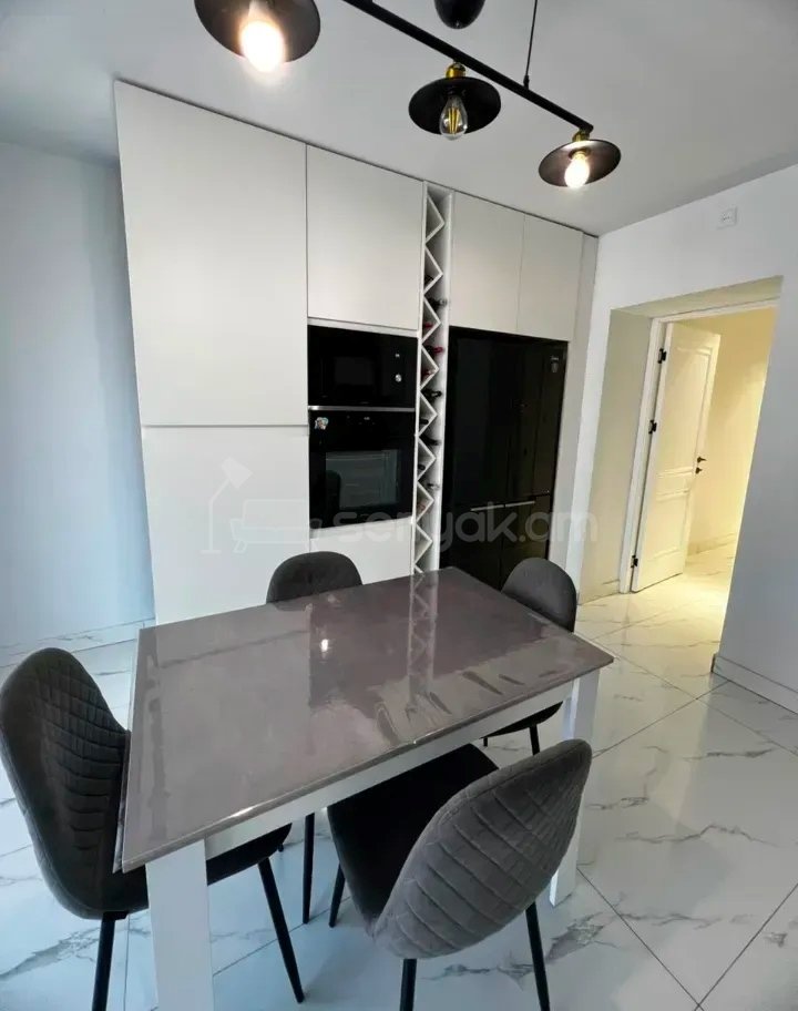 3 Սենյականոց Բնակարան Քարե Շենքում, 108քմ, 5/5 հարկ, Կապիտալ Վերանորոգված