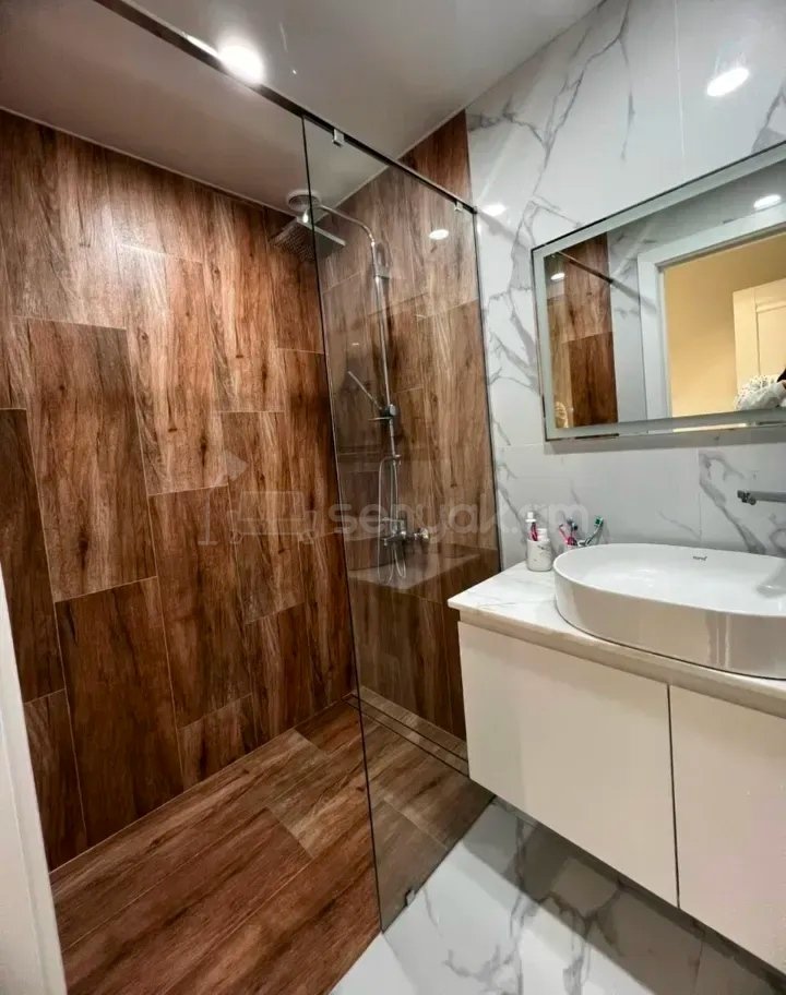 3 Սենյականոց Բնակարան Քարե Շենքում, 108քմ, 5/5 հարկ, Կապիտալ Վերանորոգված