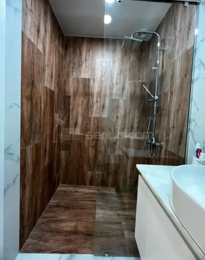 3 Սենյականոց Բնակարան Քարե Շենքում, 108քմ, 5/5 հարկ, Կապիտալ Վերանորոգված