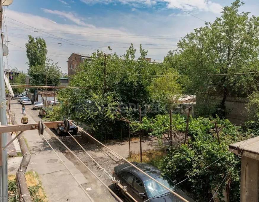 3 Սենյականոց Բնակարան Քարե Շենքում, 63քմ, 2/4 հարկ, Կապիտալ Վերանորոգված