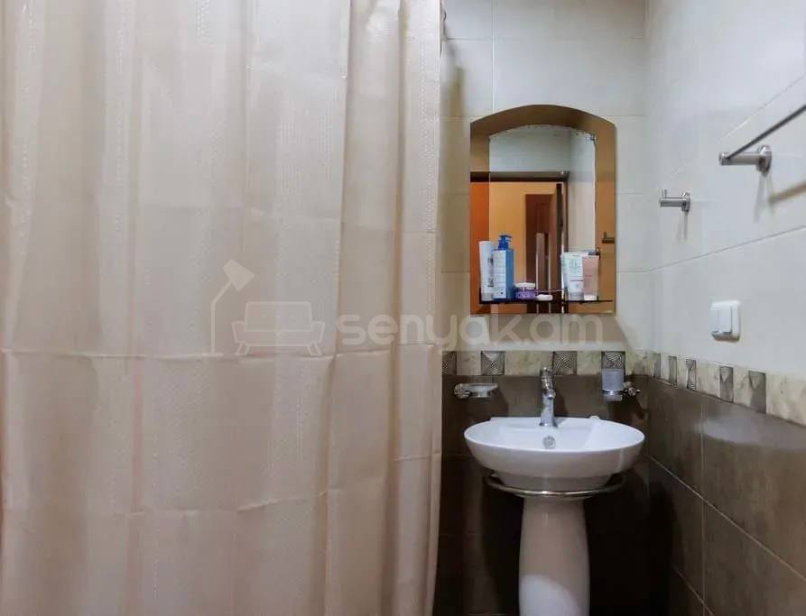 3 Սենյականոց Բնակարան Քարե Շենքում, 63քմ, 2/4 հարկ, Կապիտալ Վերանորոգված