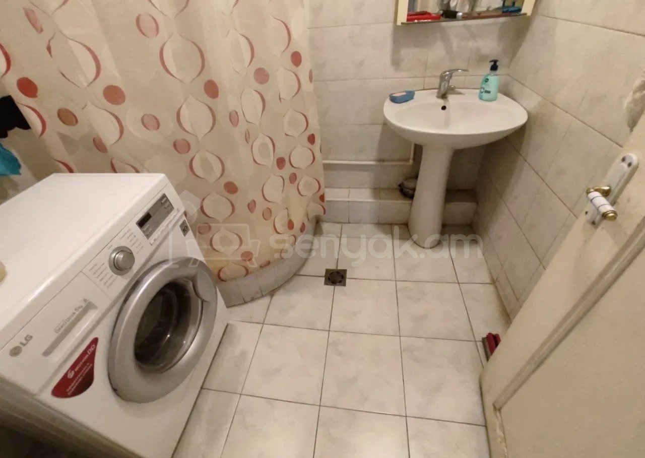 3 Սենյականոց Բնակարան Քարե Շենքում, 90քմ, 4/4 հարկ, Պետական Վիճակում