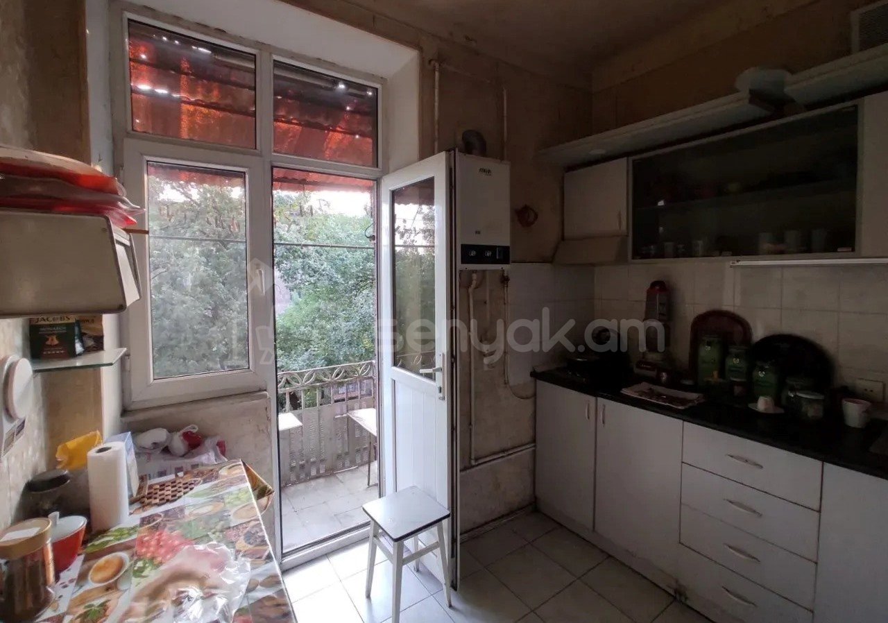 3 Սենյականոց Բնակարան Քարե Շենքում, 90քմ, 4/4 հարկ, Պետական Վիճակում