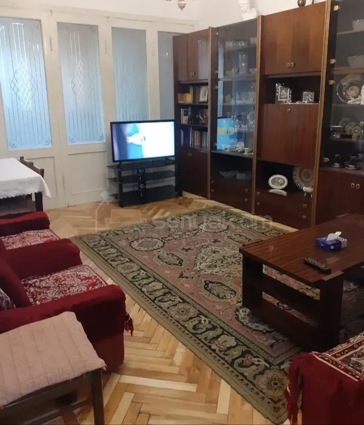 3 Սենյականոց Բնակարան Քարե Շենքում, 78քմ, 3/5 հարկ, Նորմալ Վիճակում, Կահավորված, Արևկող