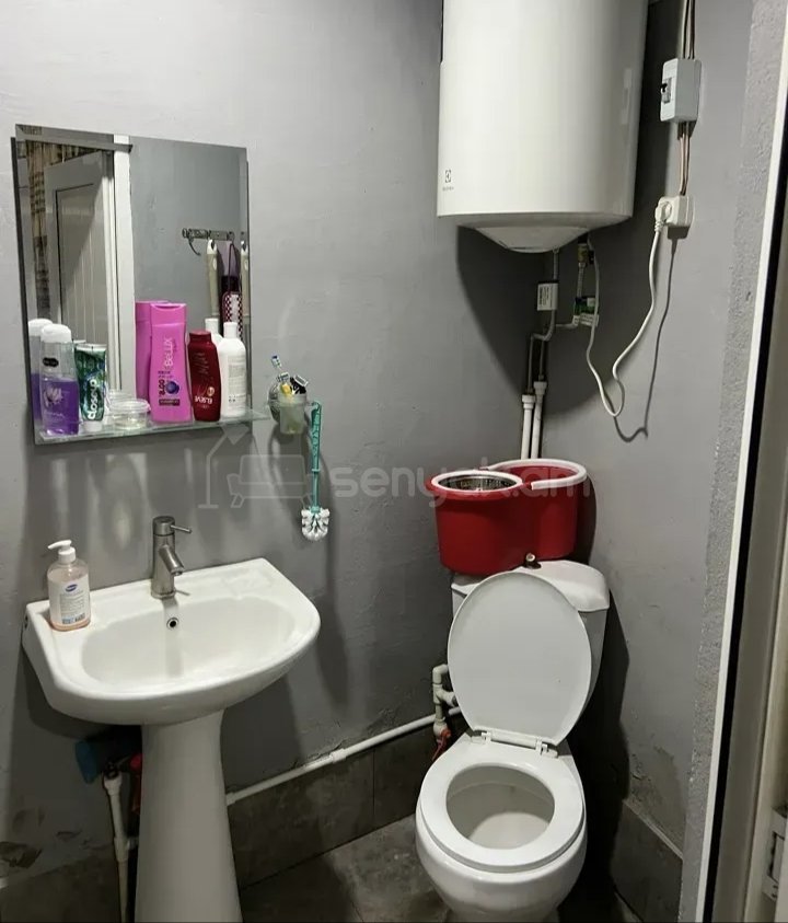 1 Սենյականոց Բնակարան Քարե Շենքում, 45քմ, 1/1 հարկ, Նորմալ Վիճակում, Կահավորված